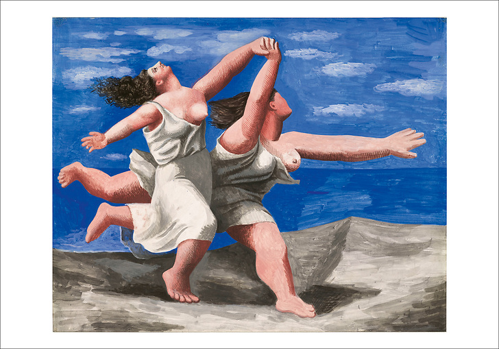 Deux femmes courant sur la plage ou la course