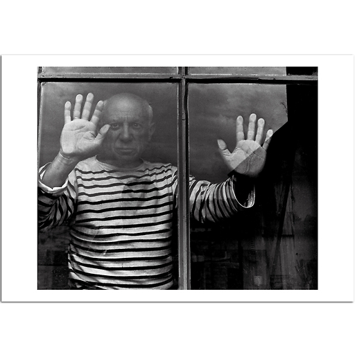 Pablo Picasso derrière la fenêtre