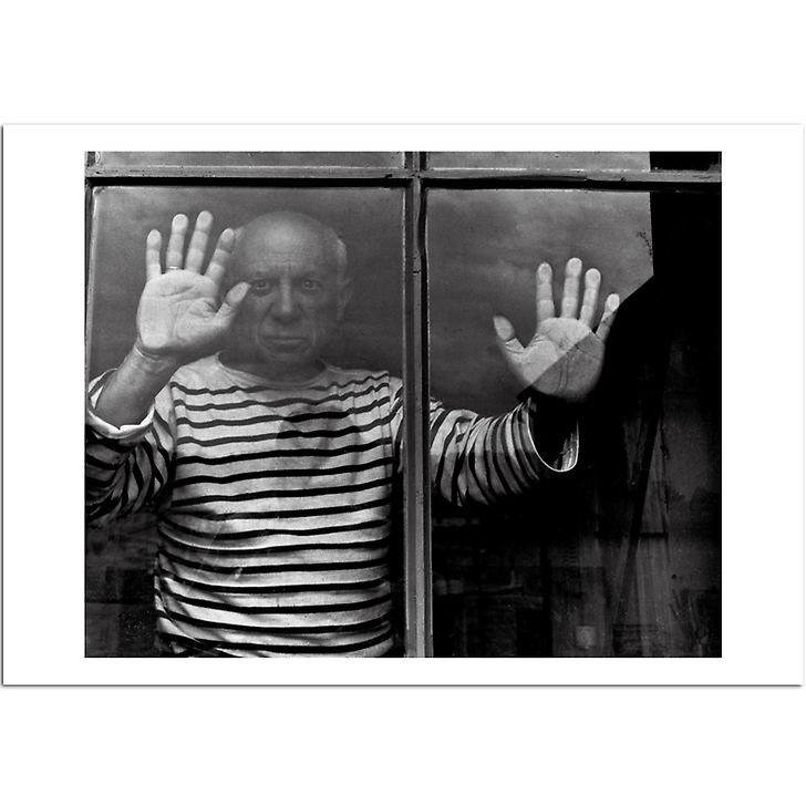 Pablo Picasso derrière la fenêtre