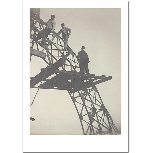 La Tour Eiffel. Trois ouvriers sur l'échafaudage d'une poutre en arc du "Campanile"