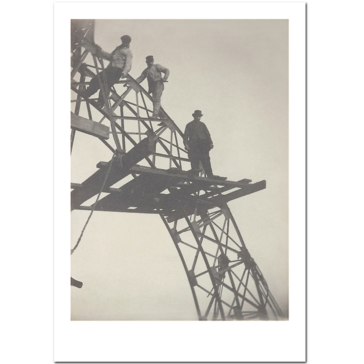 La Tour Eiffel. Trois ouvriers sur l'échafaudage d'une poutre en arc du "Campanile"