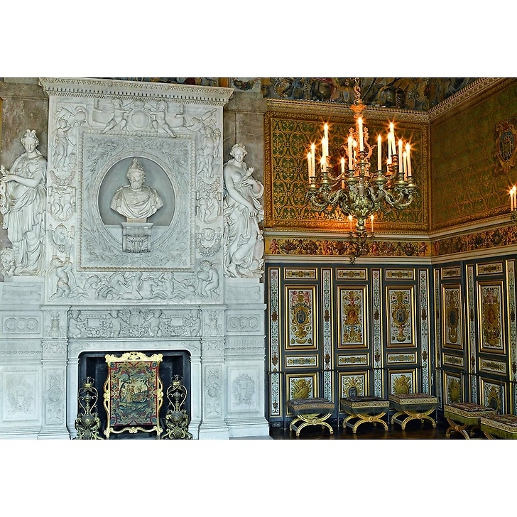 Grands appartements du château de fontainebleau - salle des gardes du roi, la grande cheminée de marbre
