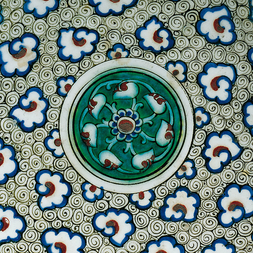 Plat à fond blanc, motifs floraux et medaillon central