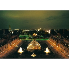 Carte postale "Musée du Louvre, vue extérieure - La Pyramide et Paris la nuit"