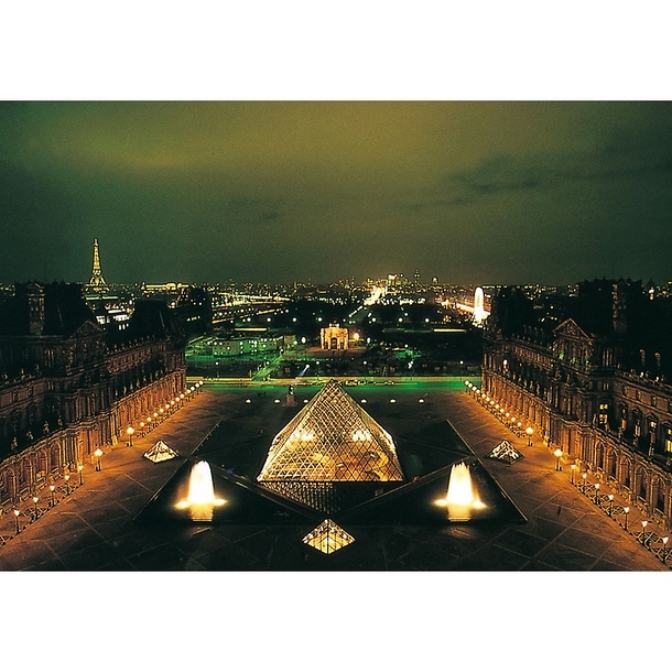 Carte postale "Musée du Louvre, vue extérieure - La Pyramide et Paris la nuit"