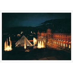 Carte postale "Musée du Louvre, vue extérieure - La cour Napoléon, illuminations sur le Louvre, la Pyramide et ses jets d'eau"