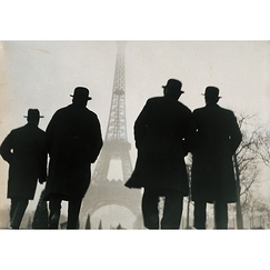 Carte postale "Quatre hommes de dos regardant la tour Eiffel"