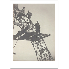 Carte postale "La Tour Eiffel. Trois ouvriers sur l'échafaudage d'une poutre en arc du Campanile""