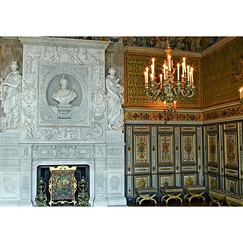Carte postale "Grands appartements du château de Fontainebleau - Salle des gardes du roi, la grande cheminée de marbre"