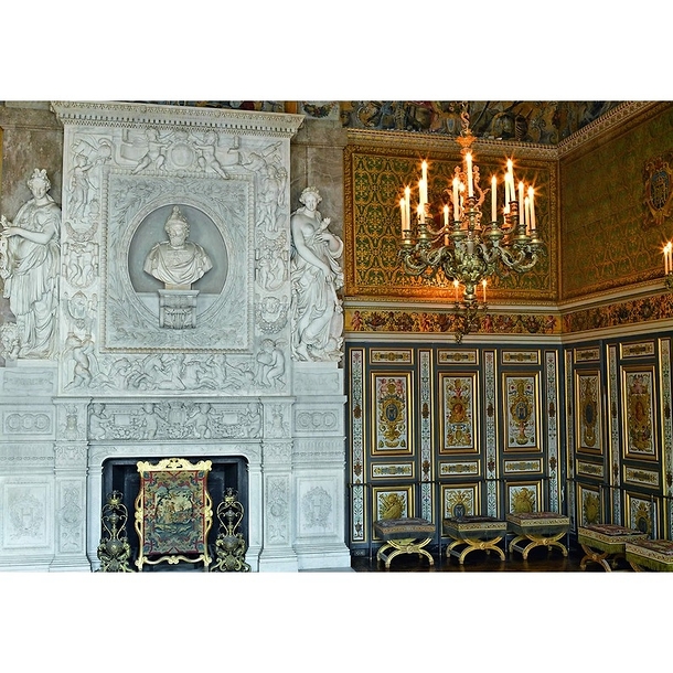 Postcard Palace of Fontainebleau - Guardroom and Marble Chimney