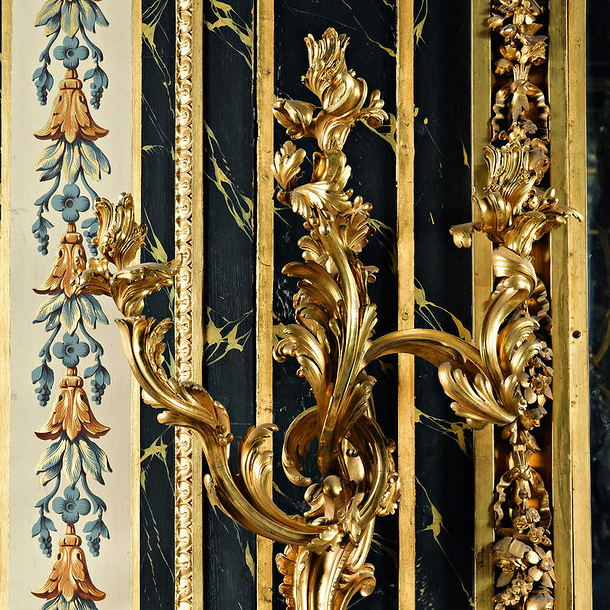 Carte postale carrée "Château de Fontainebleau - Appartement du pape : chambre à coucher. Bras de lumière (détail)"