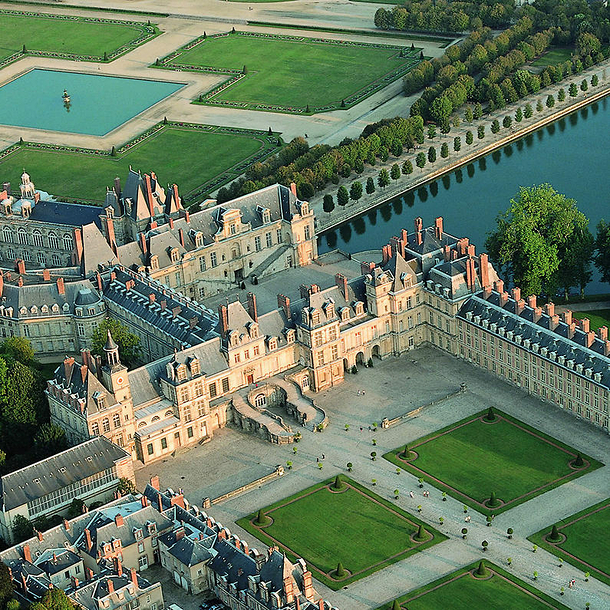 Carte postale carrée "Château de Fontainebleau - Vue aérienne"