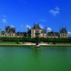 Square postcard "Château de Fontainebleau - Façades du château vues depuis le grand parterre"