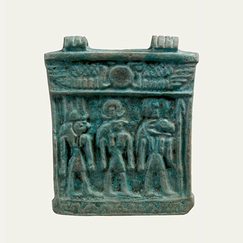 Carte postale - Pectoral avec la représentation des trois dieux Amon, Khonsou et Montou