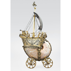 Lind Postcard - Mobile boat-shaped table center-piece
