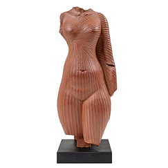 Torse de femme identifié à Néfertiti